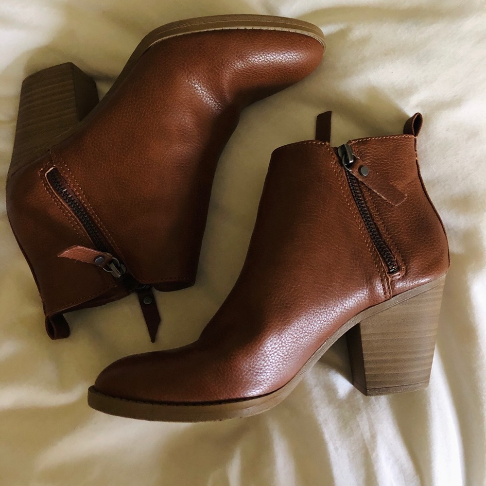 UNIVERSAL THREAD brown booties